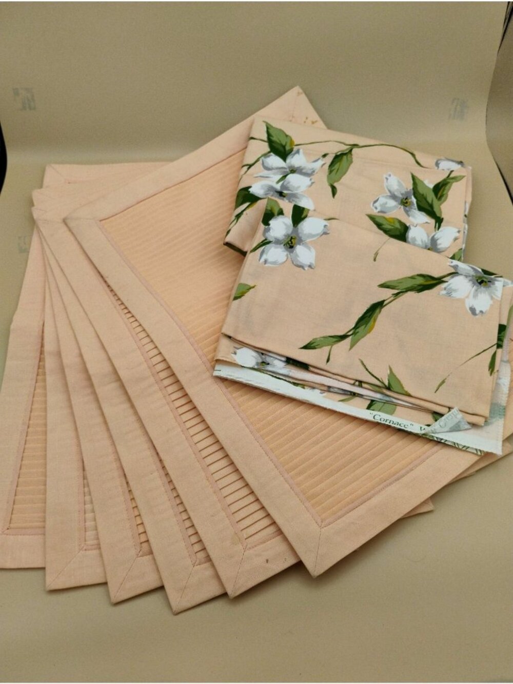 W.B. Quaintance Cornace 6 Peach Placemats & Floral Tablecloth Dining Table Set